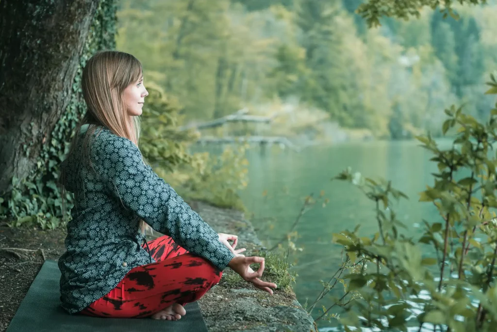 donna nella natura che fa meditazione
