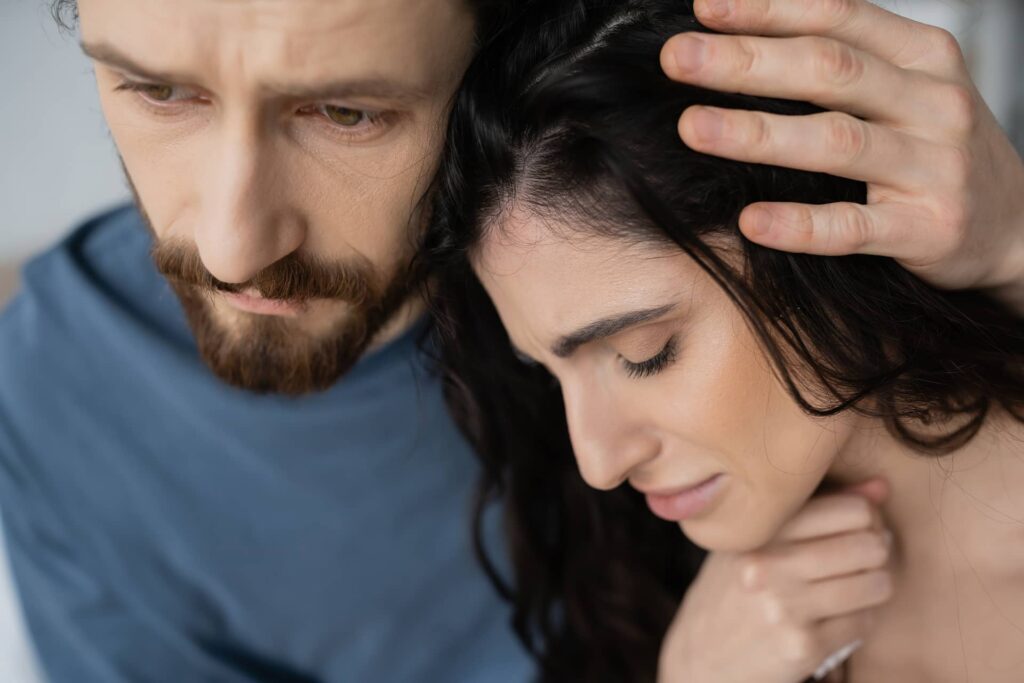 uomo e donna vicini che cercano di capire come risolvere i problemi di coppia dovuti da ansia e stress
