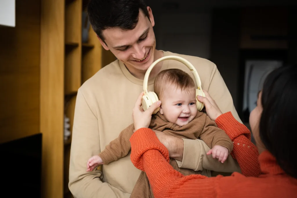 Genitori che fanno ascoltare musica rilassante al loro bambino
