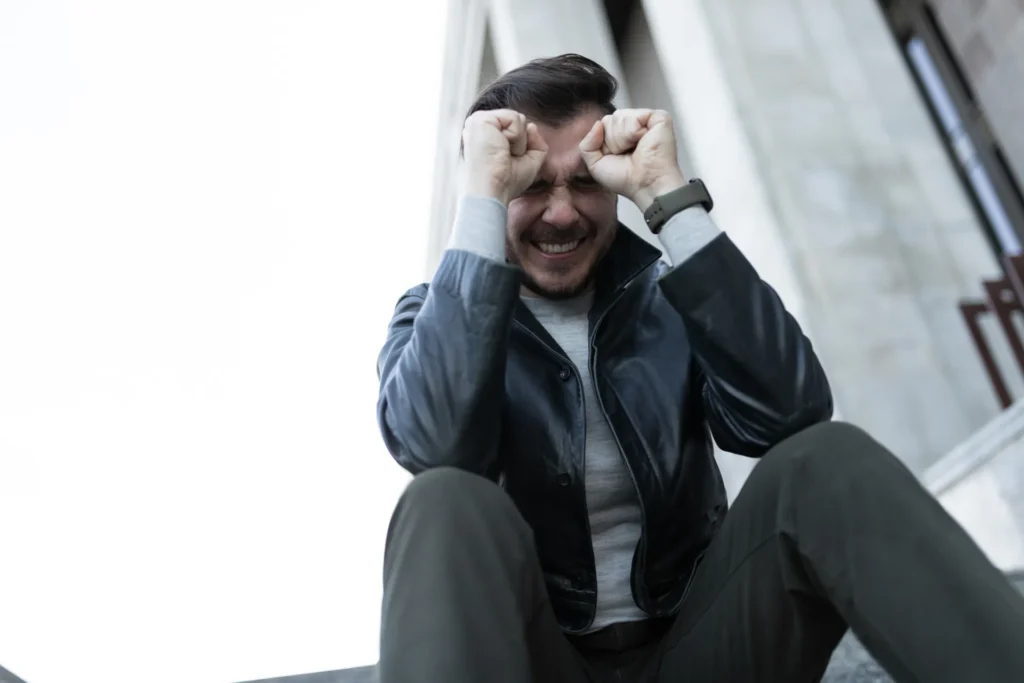 Uomo di mezza età seduto disperato a causa del lavoro
